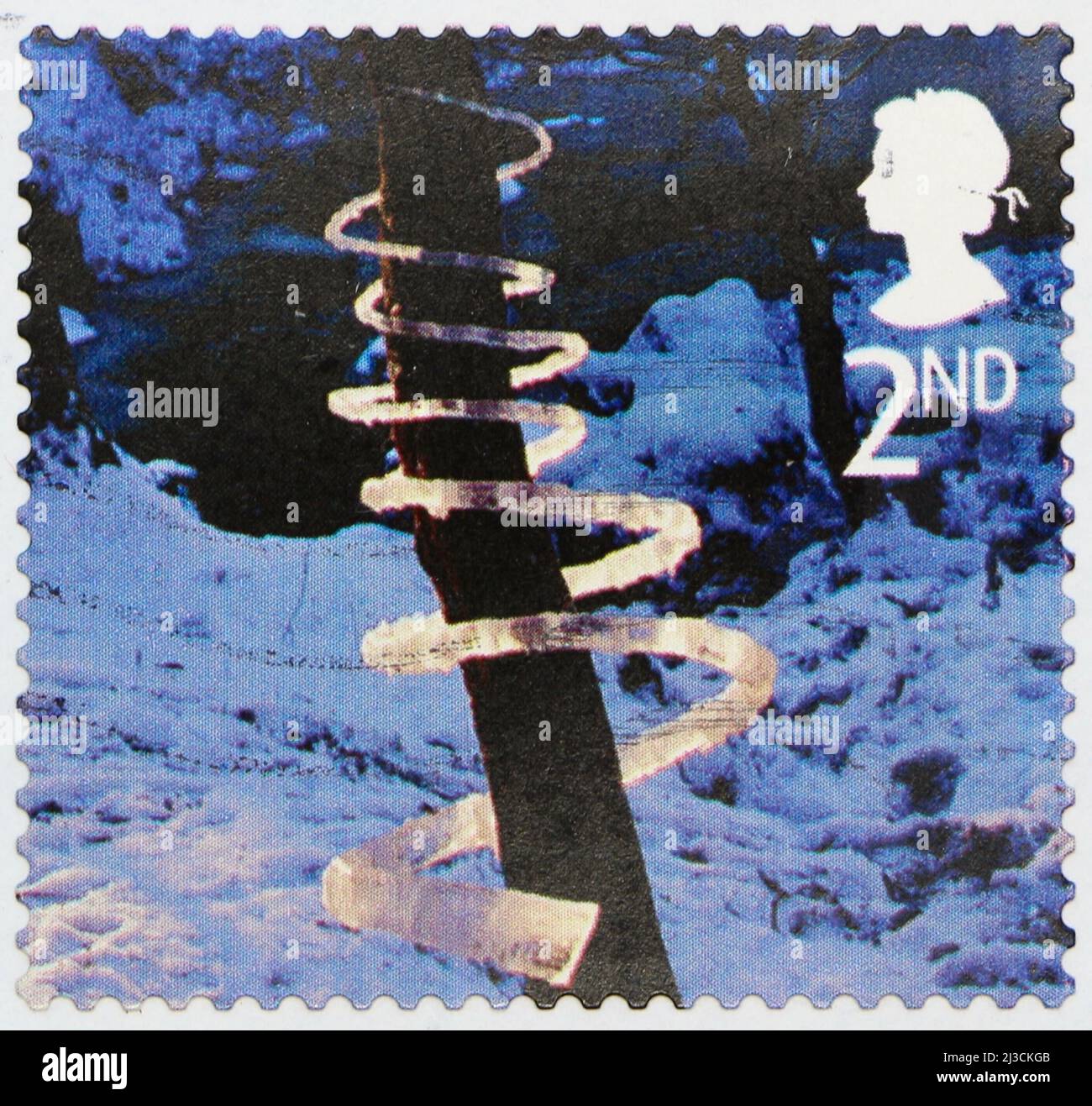 Foto einer britischen Briefmarke der Klasse 2., die zu Weihnachten 2003 herausgegeben wurde, mit einem Foto einer Skulptur von Andy Goldsworthy einer Eisspirale Stockfoto