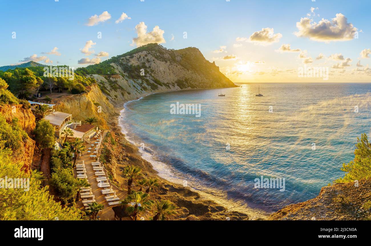 Landschaft mit Strand Sol d'en Serra bei Sonnenaufgang, Ibiza-Inseln, Spanien Stockfoto