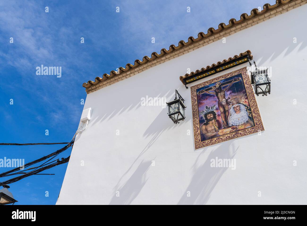 Ecija, Spanien, 9. März 2022. Religiöses Bild auf weißer Fassade der Stadt Ecija, in Sevilla, Spanien Stockfoto