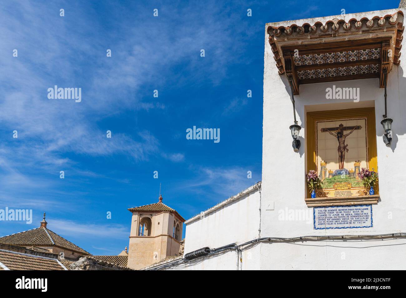 Ecija, Spanien, 9. März 2022. Religiöses Bild auf weißer Fassade der Stadt Ecija, in Sevilla, Spanien Stockfoto