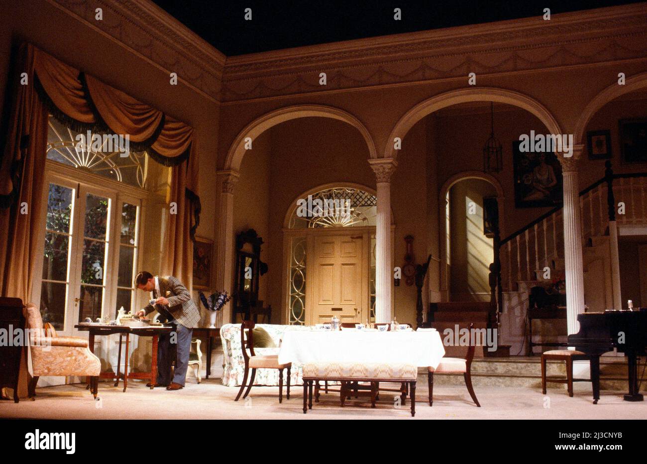 Interior Set Design for HAY FEVER von Noel Coward im Queen’s Theatre, London W1 25/10/1983 Design: Carl Toms Beleuchtung: Joe Davis Regie: Kim Grant Stockfoto