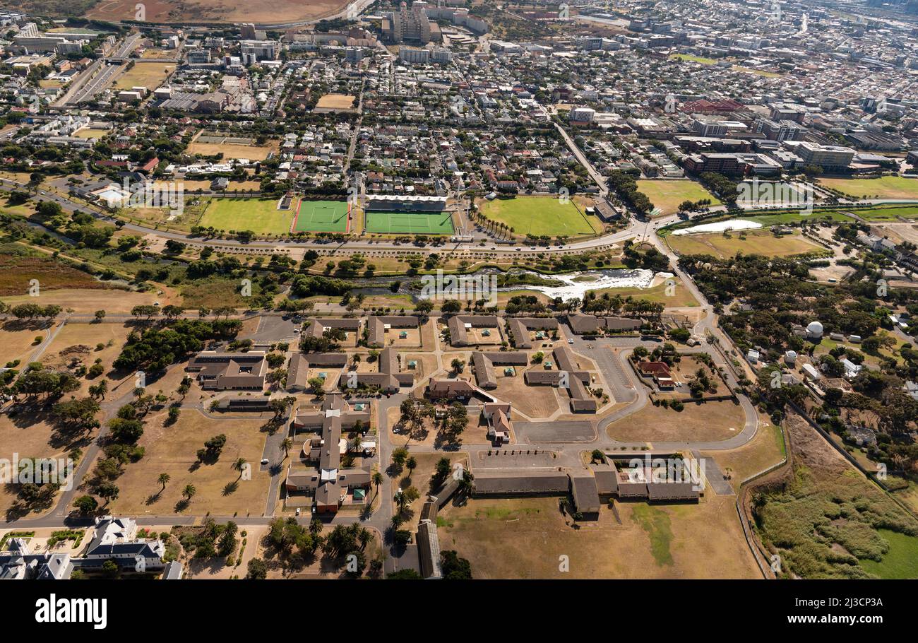 Kapstadt, Südafrika. 2022. Luftaufnahme des psychiatrischen Krankenhauses von Valken im Observatory Vorort von Kapstadt. Oben ist Hartleyvale Stadium. Stockfoto