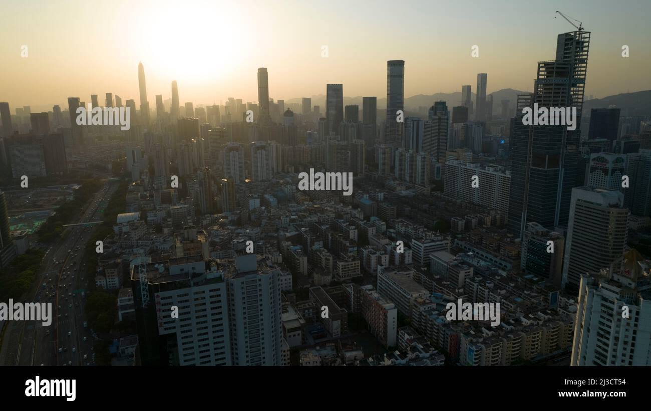 Blick auf die Skyline von Shenzhen von der Grenze zum Ma Tso Lung-Gebiet in Hongkong Stockfoto