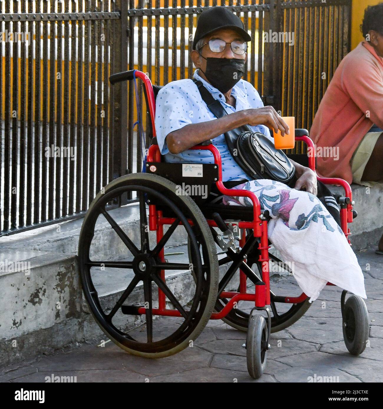Ältere behinderte Menschen bettelten in Valladolid, Mexiko.die Covid-19-Pandemie erhöhte die sozialen Ungleichheiten und die Anzahl der schutzbedürftigen Menschen in Mexiko und auf der ganzen Welt. März 2022 Stockfoto