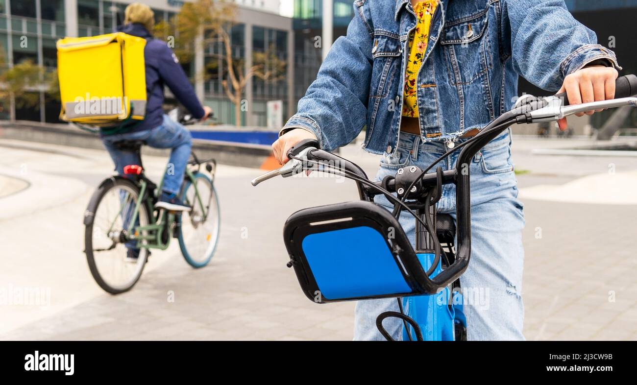 Cropped unkenntlich tragen trendige Denim tragen Fahrradfahren auf der Straße Stockfoto