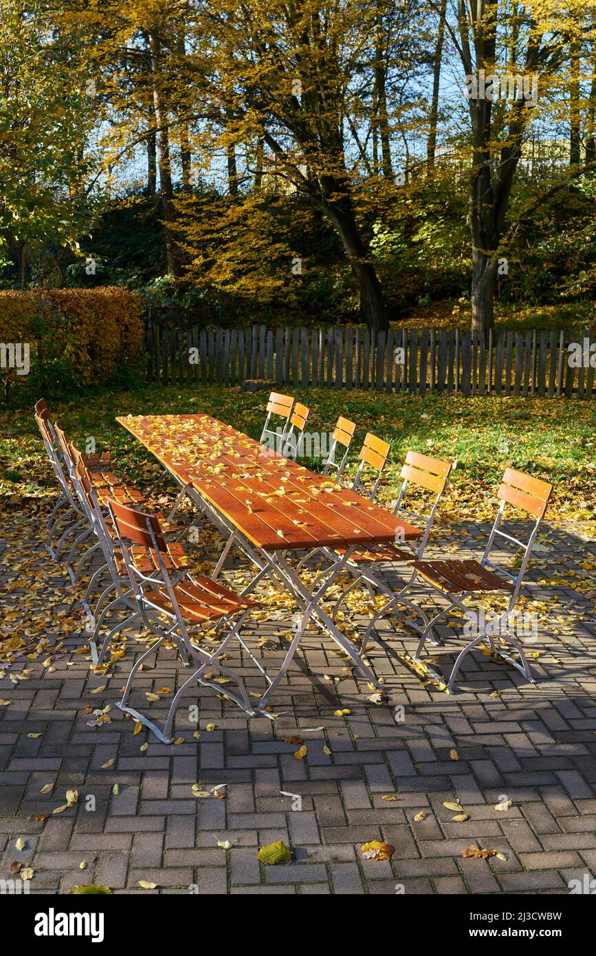 Leere Stühle im Biergarten in Deutschland während der Corona-Pandemie Stockfoto