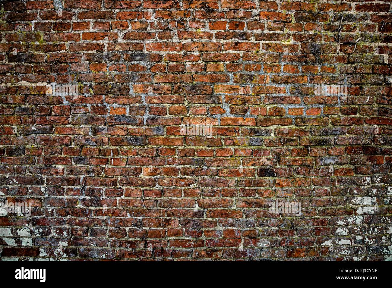 Ein Vollformat-Texturhintergrund einer großen, abgenutzten und verwitterten roten Ziegelwand mit Kopierfläche Stockfoto