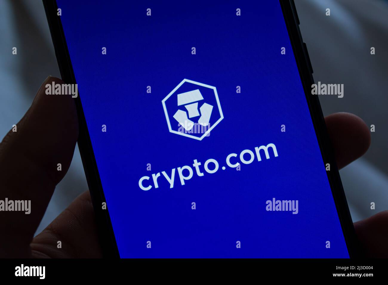 Crypto.com Logo der mobilen Anwendung auf dem Smartphone-Bildschirm. Afyonkarahisar, Türkei - 6. April 2022. Stockfoto