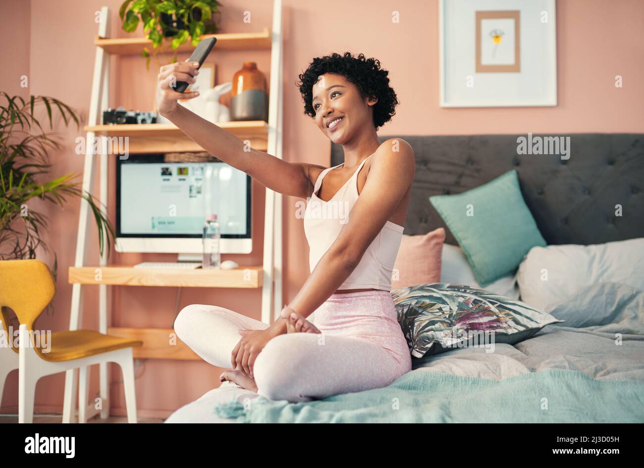 Wache auf und sei super. Aufnahme einer jungen Frau, die zu Hause Selfies macht. Stockfoto