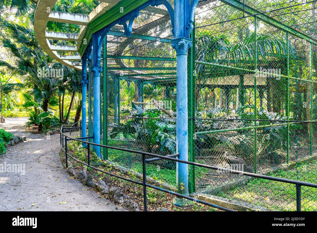Ein großer, kreisförmiger Käfig für Vögel ist im Zoo von Havanna zu sehen. Der berühmte Ort ist im Volksmund als Zoologico de 26 bekannt. Die Attraktion ist in einer schlechten st Stockfoto