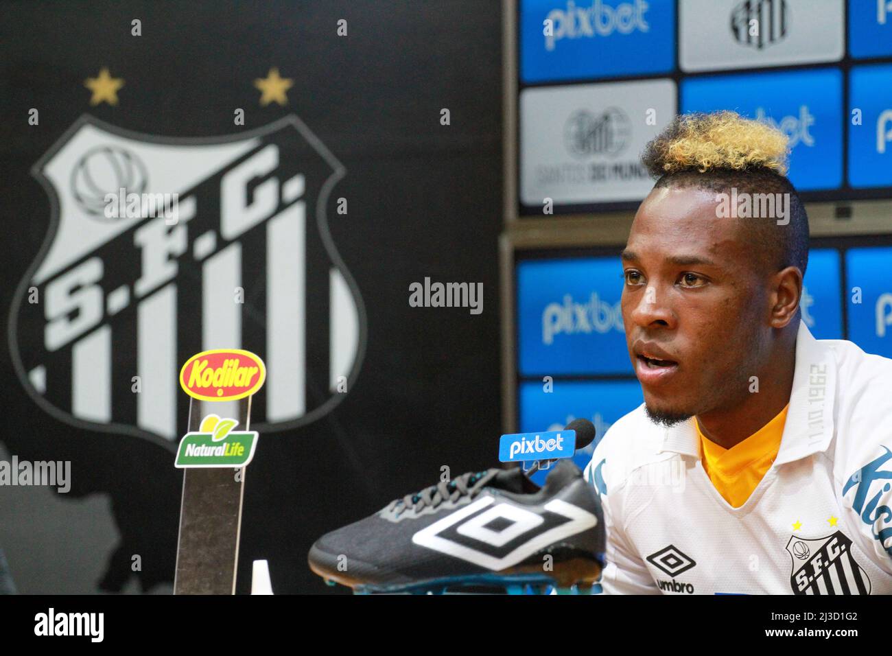 Santos, Brasilien. 07. April 2022. SP - Santos - 04/07/2022 - SANTOS FC, JHOJAN JULIO PRÄSENTATION - Jhojan Julio während seiner offiziellen Präsentation als Santos Spieler auf einer Pressekonferenz in Vila Belmiro. Foto: Fernanda Luz/AGIF Quelle: AGIF/Alamy Live News Stockfoto