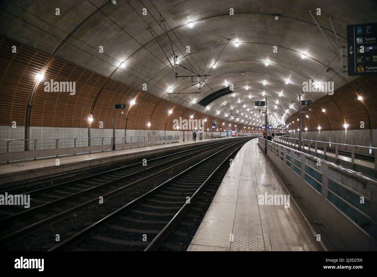 Innenansicht des Bahnhofs Monte-Carlo. Eine Zugfahrt von Nice Ville zum Bahnhof Monte-Carlo dauert etwa 23 Minuten. Stockfoto