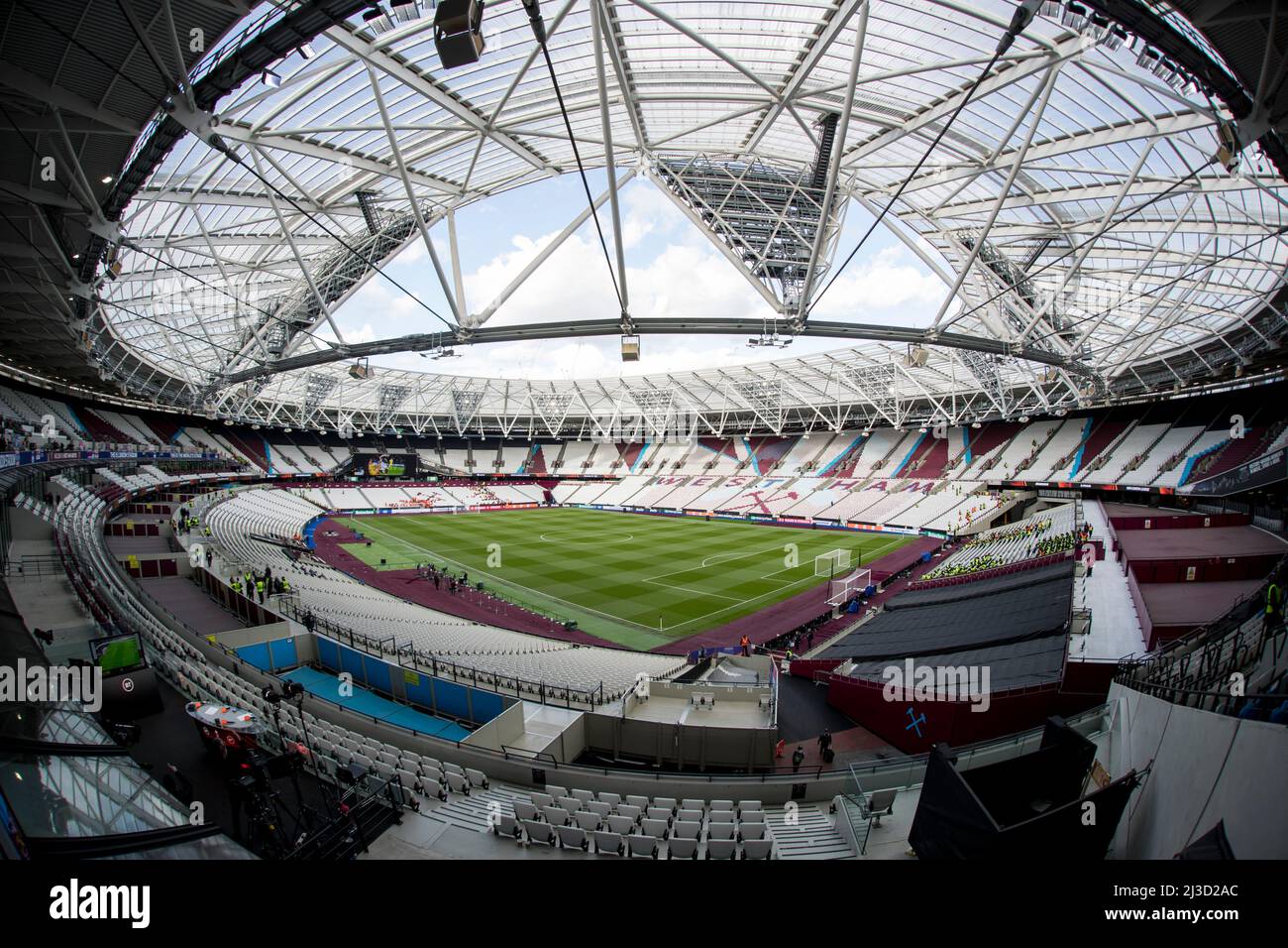 LONDON, GROSSBRITANNIEN. APR 7. London Stadium im Rahmen des UEFA Europa League Quarter Finales zwischen West Ham United und Olympique Lyonnais am Donnerstag, dem 7.. April 2022, im London Stadium, Stratford. (Kredit: Federico Maranesi | MI Nachrichten) Kredit: MI Nachrichten & Sport /Alamy Live Nachrichten Stockfoto