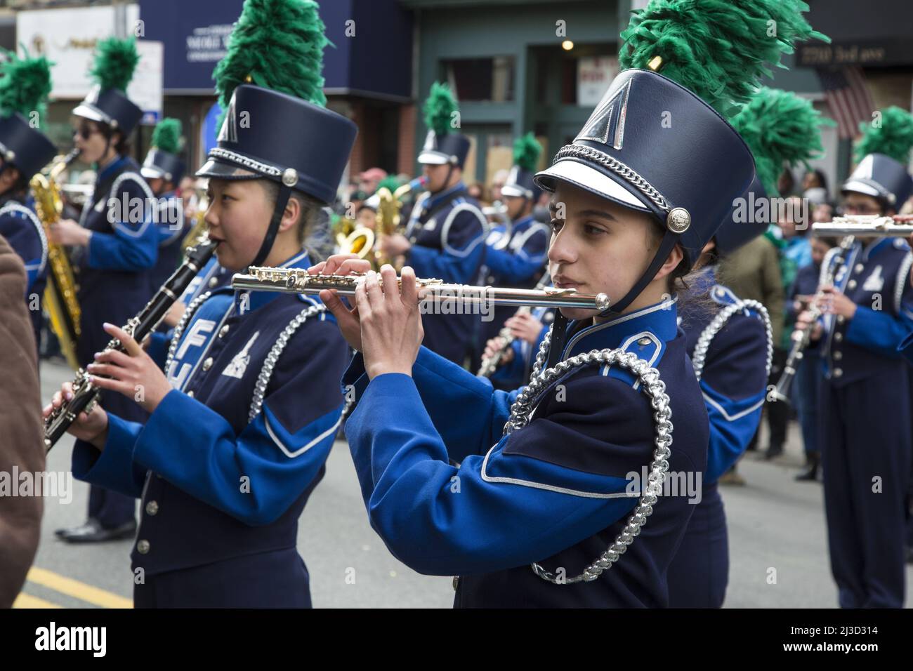 Mitglieder der Fort Hamilton High School Marching Band treten stolz auf die Saint Patrick's Day Parade in Bay Ridge, Brooklyn, wo sich die High School befindet. Stockfoto