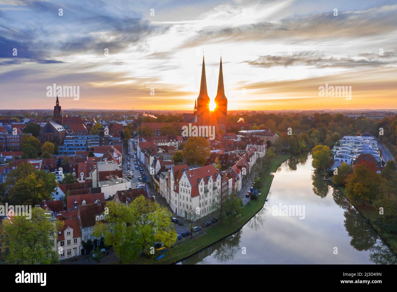 Luftaufnahme über den Dom zu Lübeck Dom / Lübecker Dom und die Altstadt der Hansestadt Lübeck bei Sonnenaufgang, Schleswig-Holstein, Deutschland Stockfoto