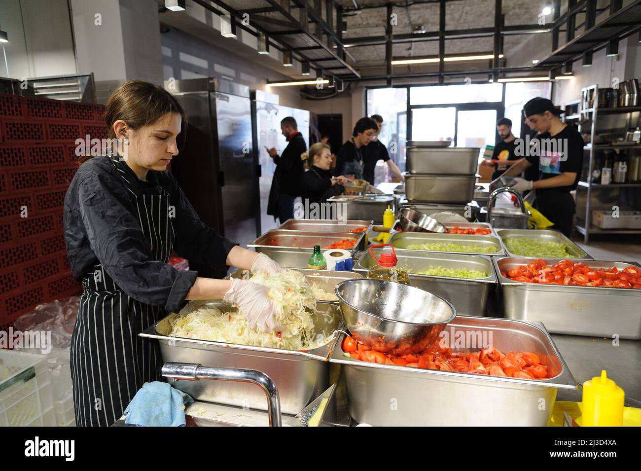 Mitarbeiter eines lokalen Restaurants bereiten zusammen mit der Organisation World Central Kitchen Sandwiches für Flüchtlinge und ukrainische Territorialtruppen vor. Während die Russische Föderation in die Ukraine einmarschierte, wird der Konflikt voraussichtlich bis zu 5 Millionen Ukrainer zwingen, aus dem Land zu fliehen und viele interne Flüchtlinge zu schaffen. Die Ukrainer brauchen dringend medizinische Versorgung, Lebensmittel, Kleidung und mehr. Stockfoto