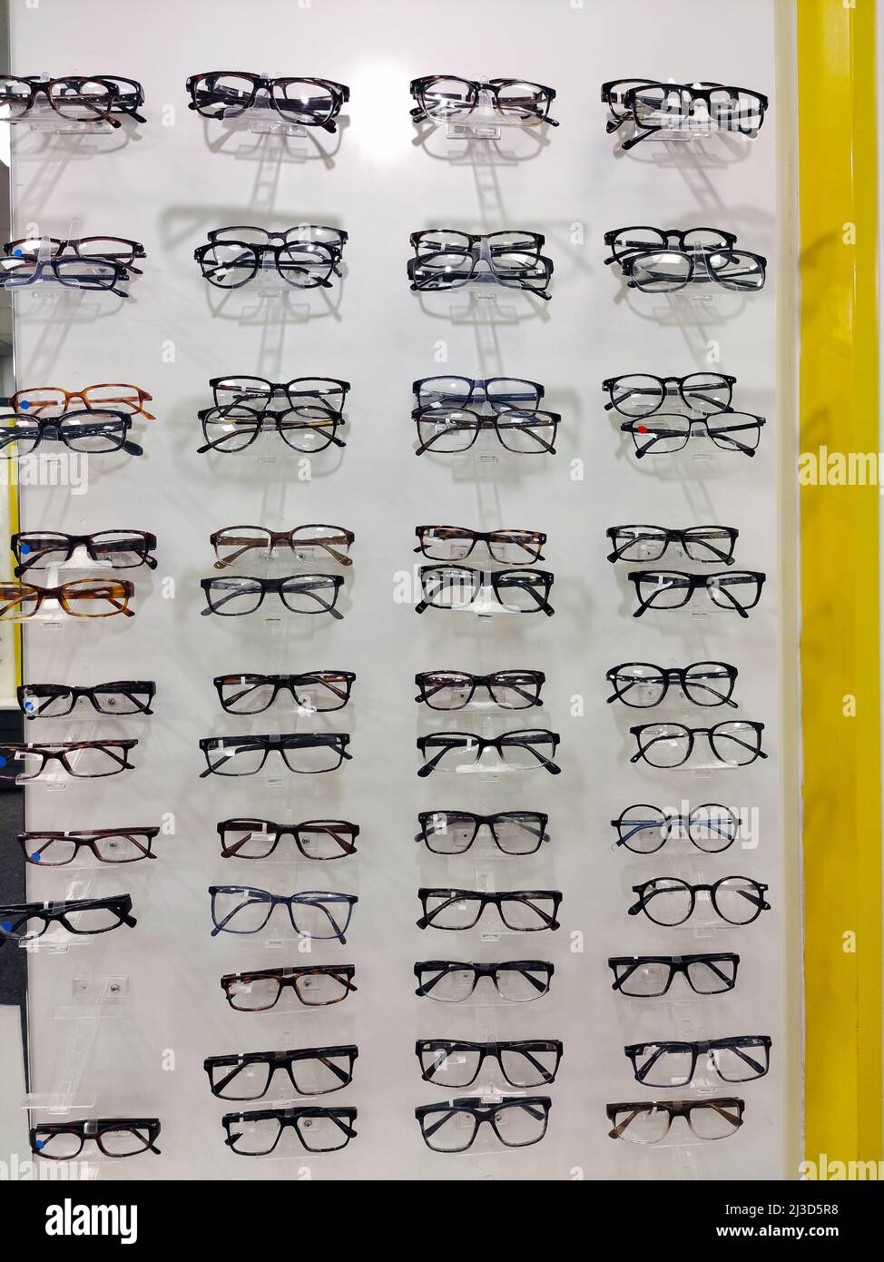Schaufenster in einem Geschäft mit Vollformat Reihen von einer Vielzahl von optischen Gläsern zum Verkauf Stockfoto