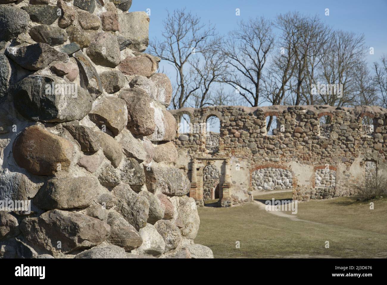 Eine Steinmauer der Burgruine in Nahaufnahme auf dem Hintergrund eines historischen Ortes aus dem mittelalterlichen 14.. Jahrhundert. Burgruine Dobele, Lettland Stockfoto