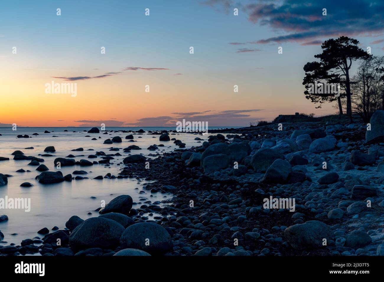 Ein Blick auf die felsige Küste bei Hittarp nördlich von Helsingborg in Schweden Stockfoto