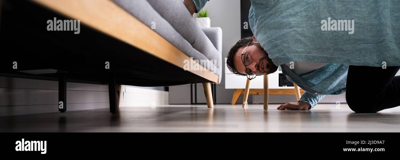 Mann Auf Der Suche Nach Verlorenen Schlüsseln Oder Auf Der Suche Nach Etwas Stockfoto