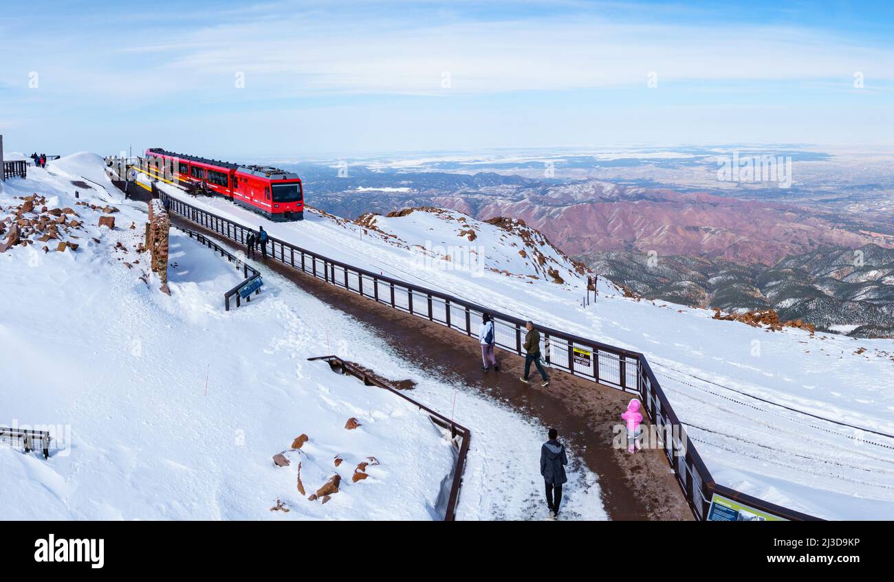 Panorama der Pikes Peak Cog Railway im Winter mit Schnee, Pikes Peak, Colorado Springs, Colorado Stockfoto