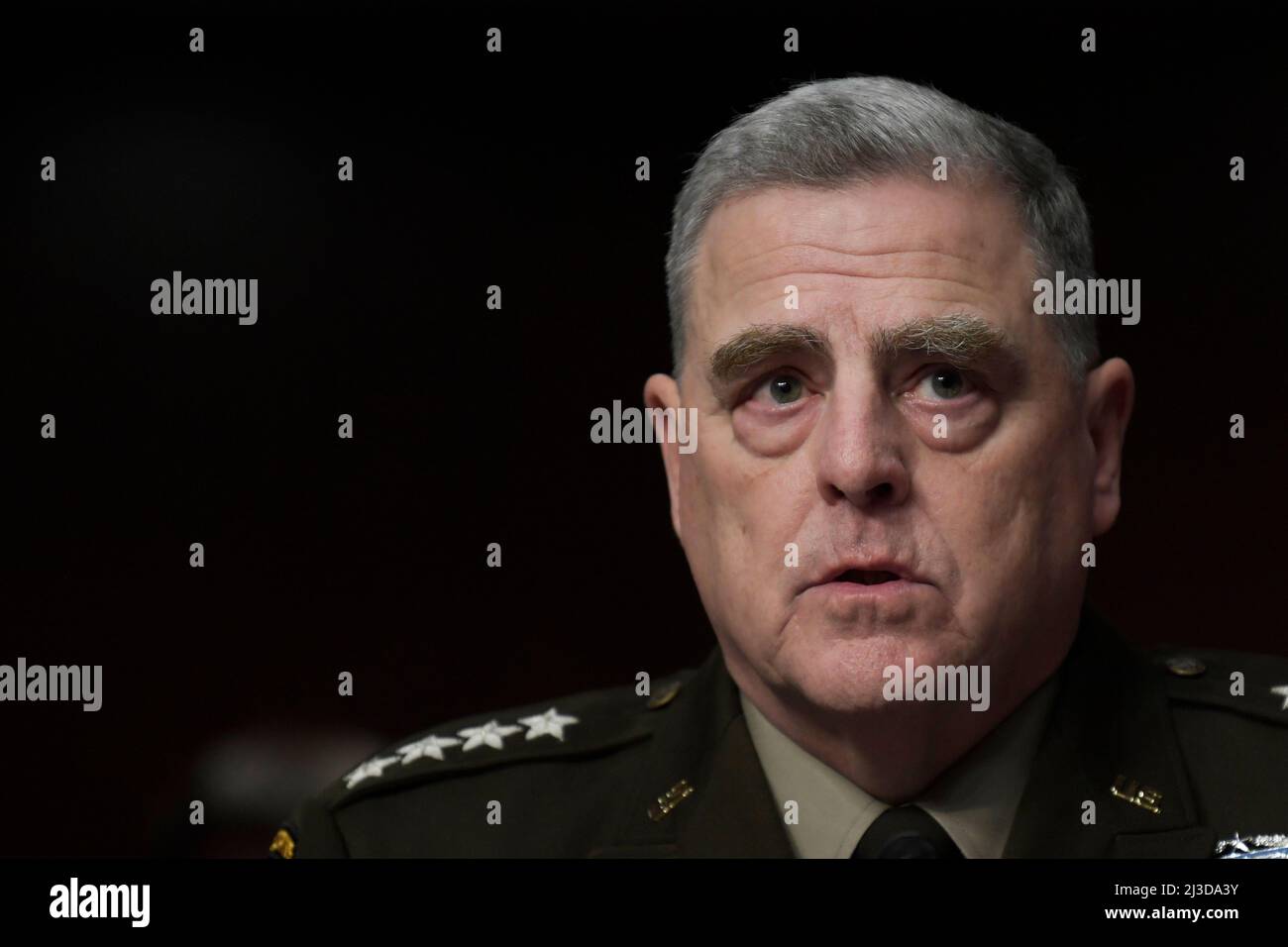 Washington, USA. 07. April 2022. DER US-Vorsitzende des Joint Chief of Staff, Gn Mark A. Milley, bezeugte heute am 07. April 2022 im Dirksen Senat/Capitol Hill in Washington DC, USA, vor dem Armed Services Committee über den Antrag auf Genehmigung des Verteidigungshaushalts für das Geschäftsjahr 2023. (Foto von Lenin Nolly/Sipa USA) Quelle: SIPA USA/Alamy Live News Stockfoto