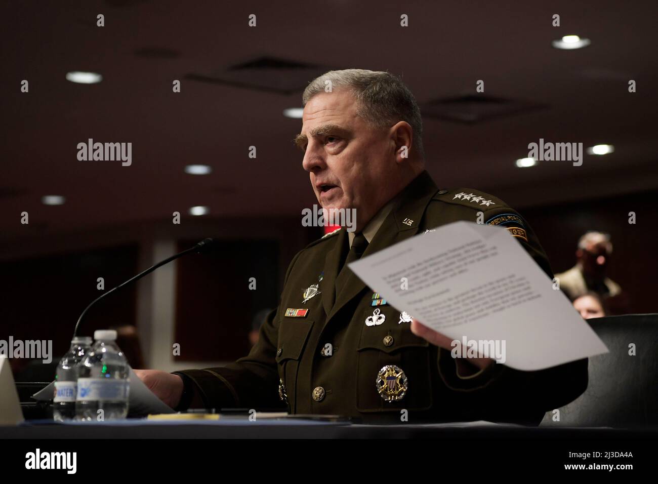 Washington, USA. 07. April 2022. DER US-Vorsitzende des Joint Chief of Staff, Gn Mark A. Milley, bezeugte heute am 07. April 2022 im Dirksen Senat/Capitol Hill in Washington DC, USA, vor dem Armed Services Committee über den Antrag auf Genehmigung des Verteidigungshaushalts für das Geschäftsjahr 2023. (Foto von Lenin Nolly/Sipa USA) Quelle: SIPA USA/Alamy Live News Stockfoto