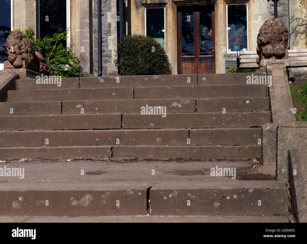 Steintreppe am Insole Court, zeigt ein Paar Löwen Statuen; eine schlafend und eine wach Stockfoto