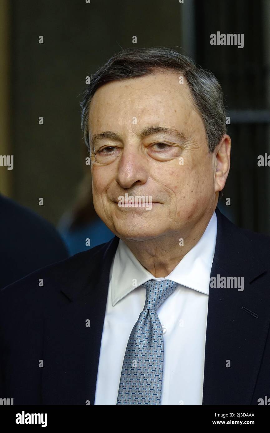 Porträt von Mario Draghi, dem Ministerpräsidenten der italienischen Regierung, vor einem politischen Gipfel. Turin, Italien - April 2022 Stockfoto