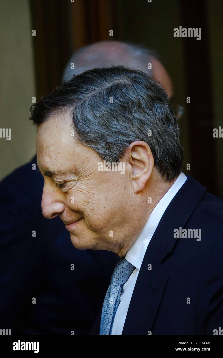 Porträt von Mario Draghi, dem Ministerpräsidenten der italienischen Regierung, vor einem politischen Gipfel. Turin, Italien - April 2022 Stockfoto