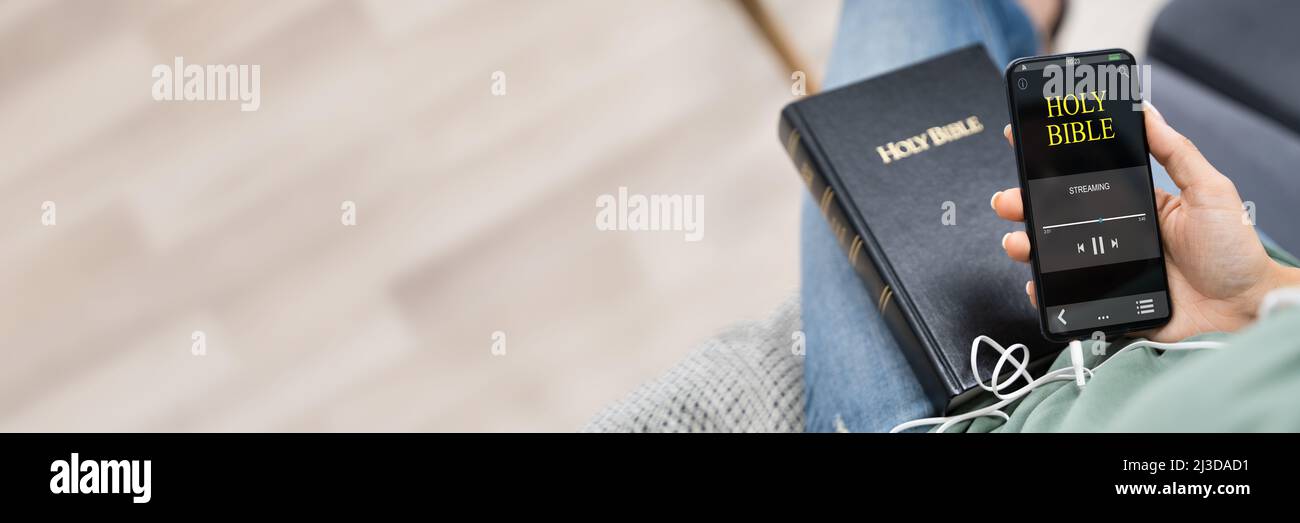 Frau hören Bibel Hörbuch auf dem Smartphone Stockfoto