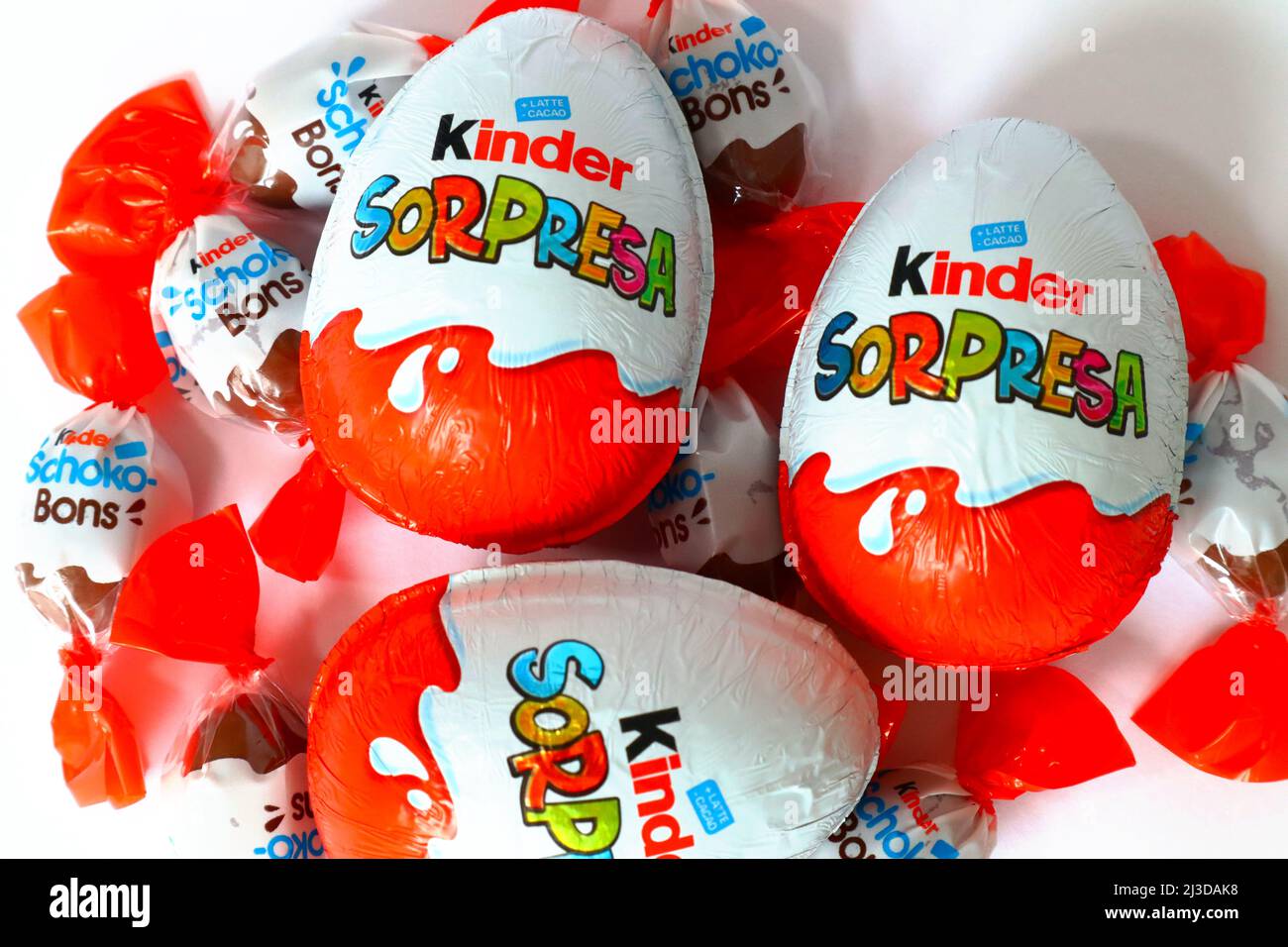 Pescara, Italien, 7.. April 2022: Der italienische Süßigkeitenhersteller Ferrero hat eine Produktrücknahme und Rückrufaktionen mit Kindern Surprise Eggs, Mini Eggs, Schoko-Bons und den Schokoladeneiern der Marke aufgrund der Möglichkeit eines Zusammenbruchs mit einem Salmonellen-Ausbruch erweitert. Die betroffene Schokolade wurde in derselben Fabrik in Belgien hergestellt. Die Schokoladenprodukte, die mit einem Salmonellenausbruch in Europa und Großbritannien in Verbindung stehen, wurden auf Kanada und Australien ausgeweitet. Bild: Walter Cicchetti/Alamy Live News Stockfoto