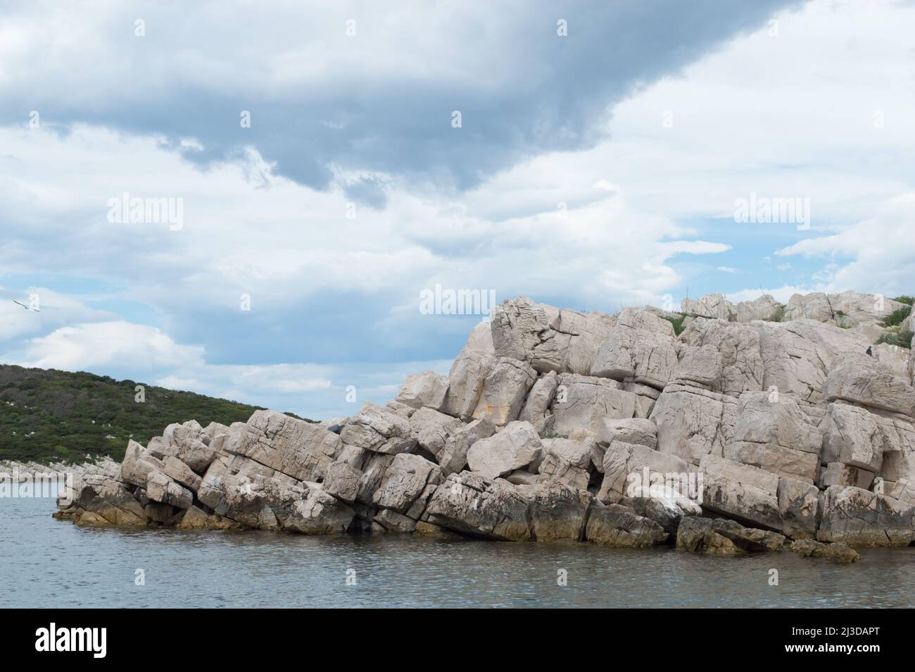 Kleine isolierte Felseninsel in der Adria, Kroatien, Zadar Region Stockfoto