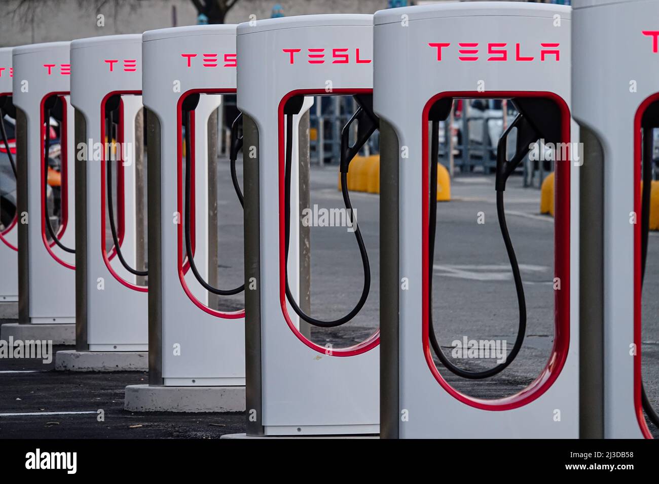 Tesla-Ladestation, um Besitzer von Elektroautos willkommen zu heißen. Turin, Italien - April 2022 Stockfoto