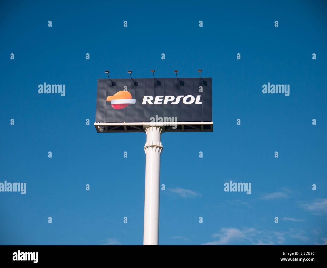 LUGO, SPANIEN - März 19,2022: Repsol Tankstellentafel am blauen Himmel im Lugo, Galicien, Spanien Stockfoto