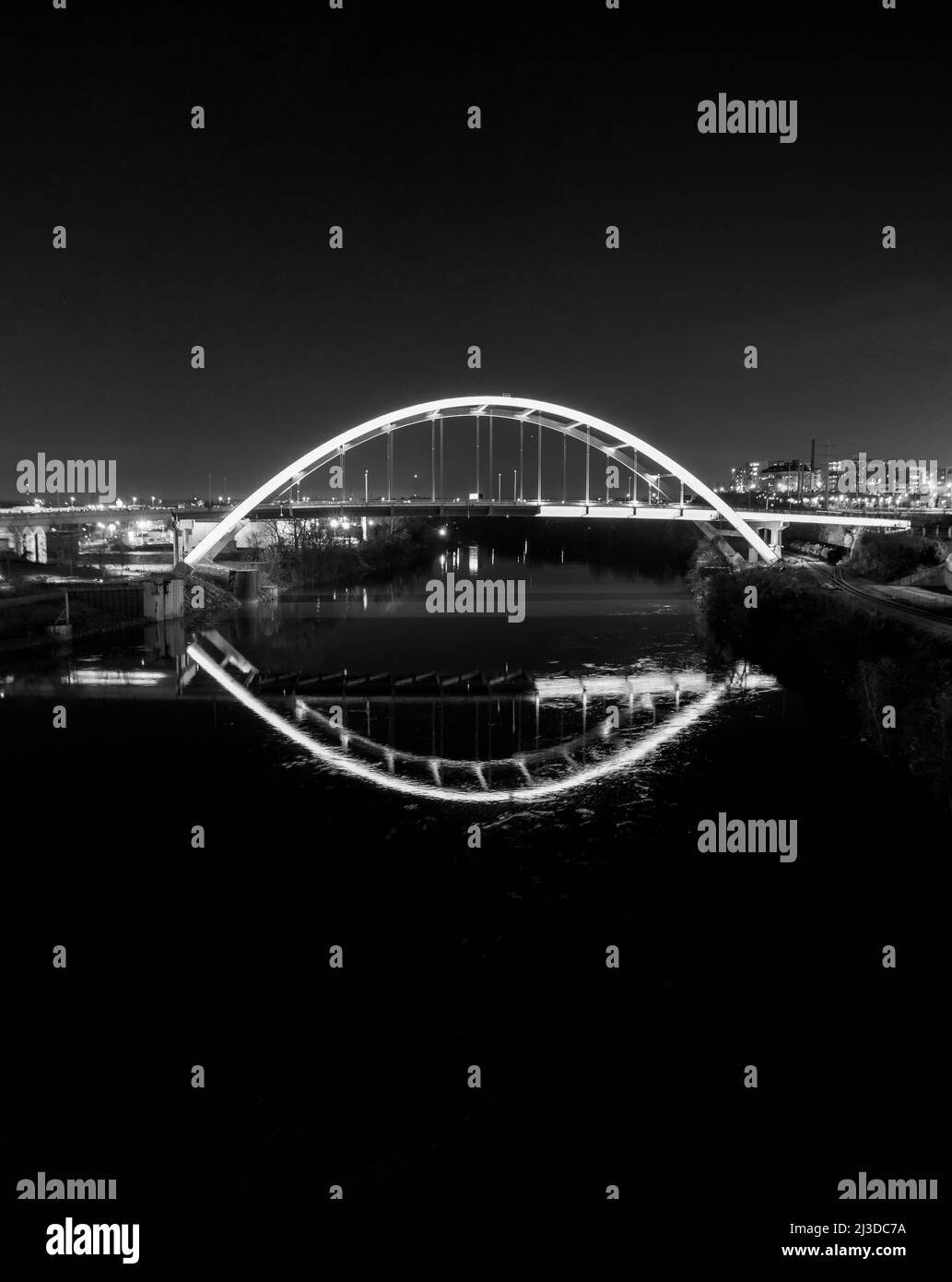 Spiegelung der Nashville Bridge Stockfoto