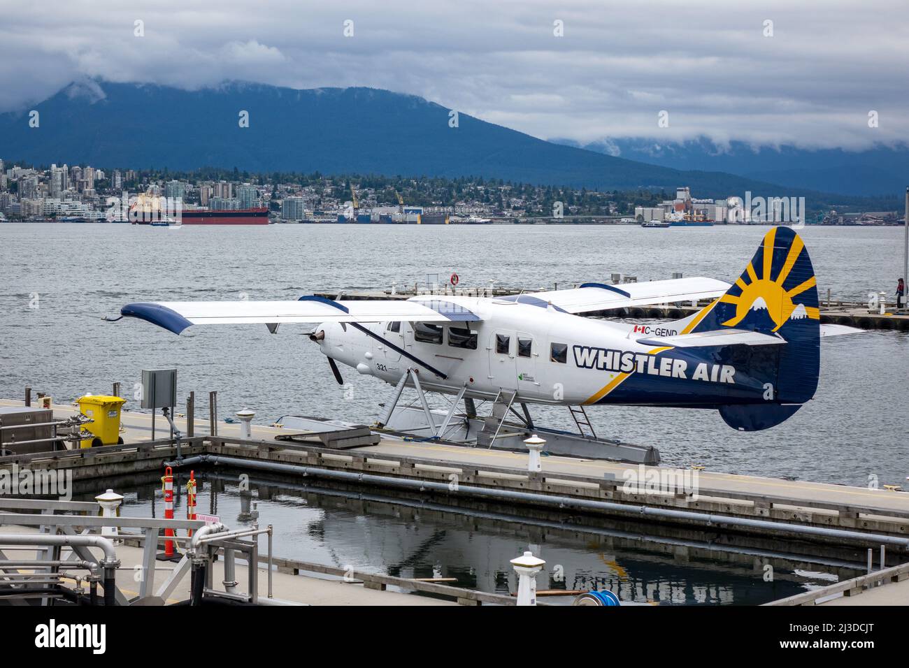 Harbour Air Wasserflugzeug De Havilland Canada DHC-3 Otter Whistler Air, der in Vancouver Harbour Flight Center Passagierflugzeug festgemacht ist Stockfoto