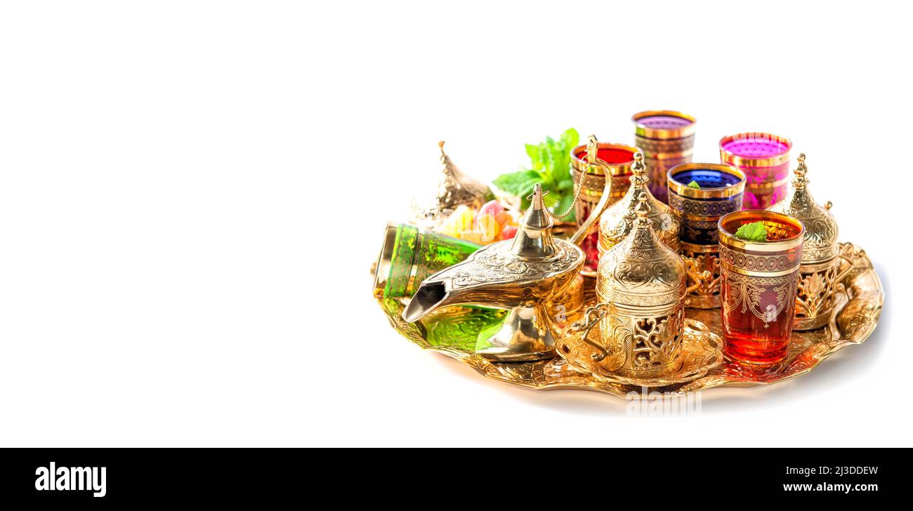 Ramadan Kareem. Tee-Tisch-Service auf weißem Hintergrund. Goldene Weihnachtsdekoration Stockfoto