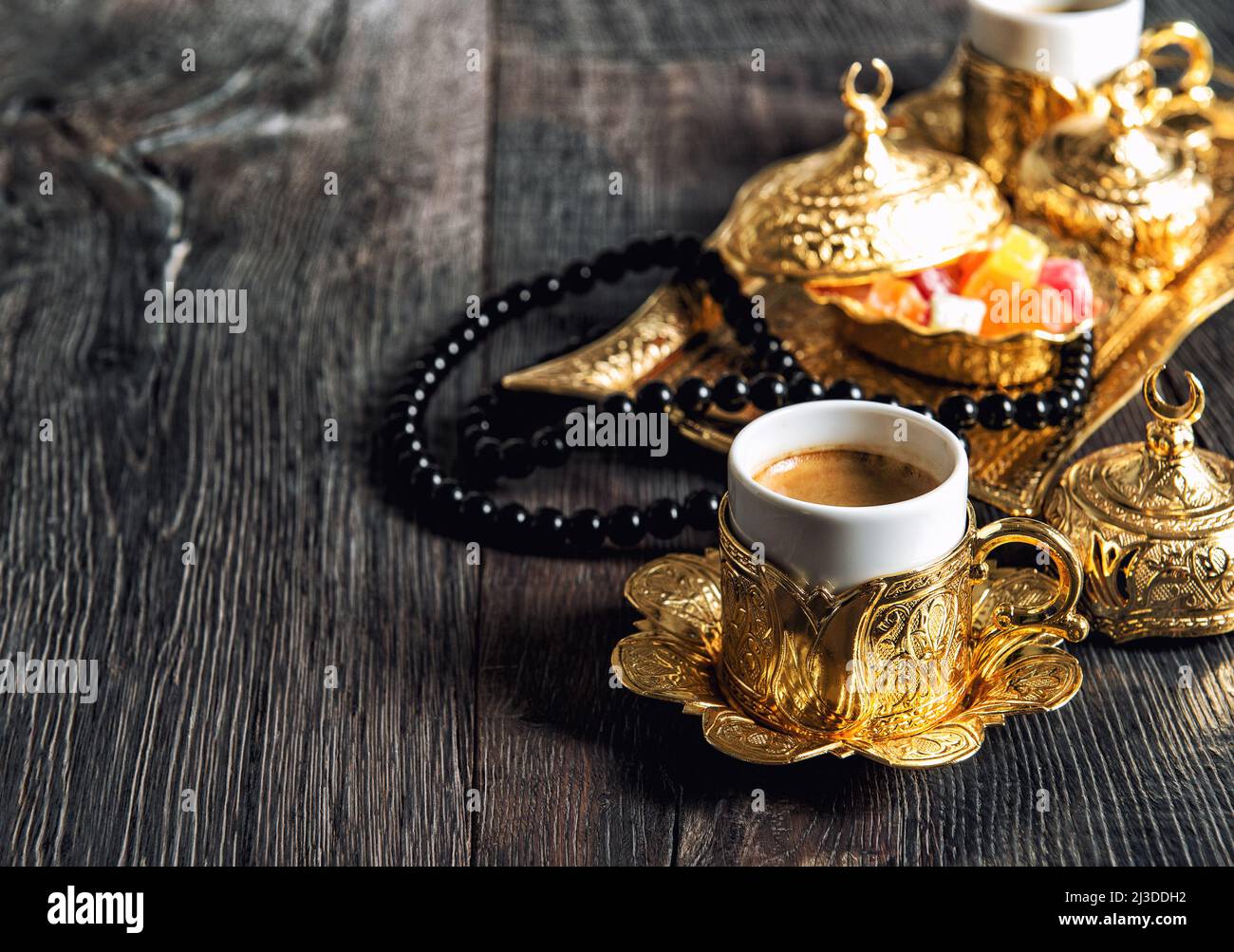 Ramadan Kareem. Kaffeetassen, Freude, goldene Dekorationen und Rosenkranz Stockfoto