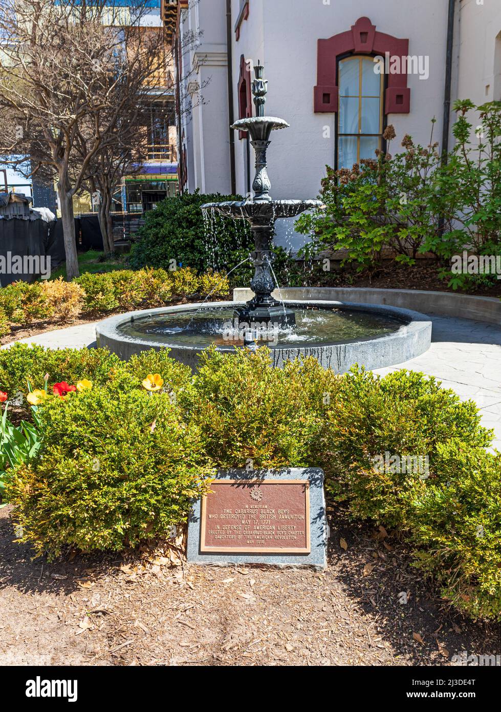 CONCORD, NC, USA-3 APRIL 2022: Gedenkbrunnen, Gärtnerei und Plakat für die 'Cabarrus Black Boys', die am 17. Mai 1771 britische Munitionswaffen zerstörten Stockfoto
