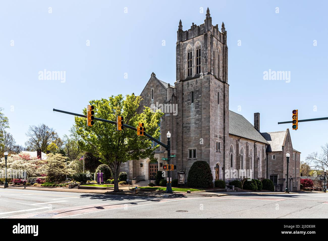 CONCORD, NC, USA-3 APRIL 2022: St. James Lutheran Church, mit Glockenturm, an der Ecke von Union und Corban. Stockfoto