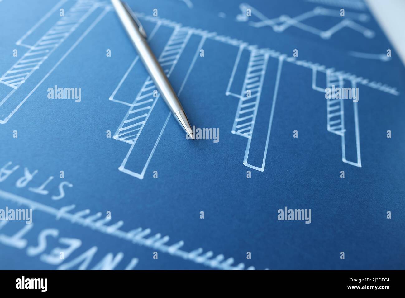 Gezeichnetes Diagramm zum Wachstum des Finanzgeschäfts und zur Analyse von Kennzahlen Stockfoto