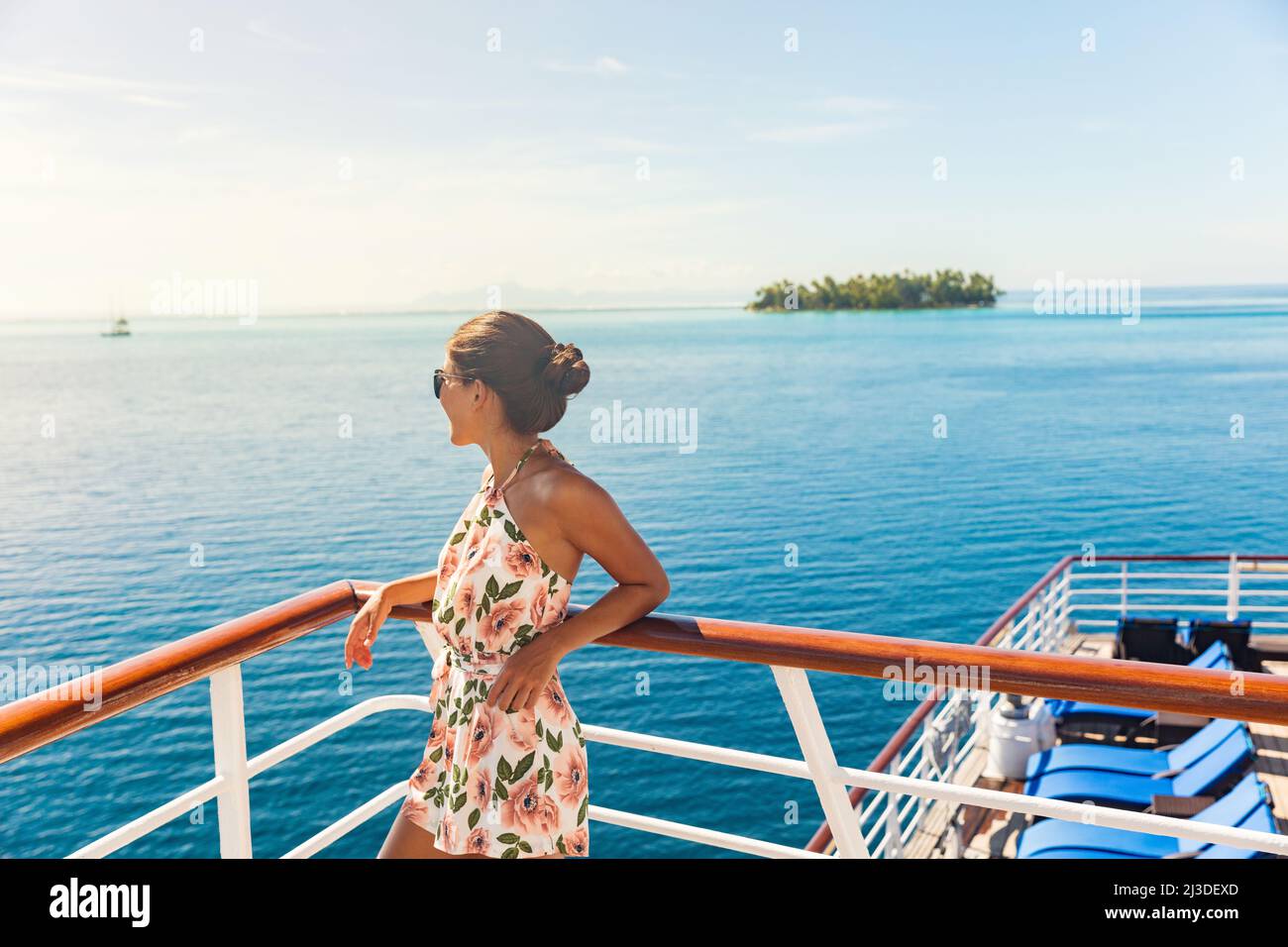 Kreuzfahrt Schiff Reise Urlaub Frau Blick auf den Ozean von Deck des Segelbootes. Luxus Tahiti Bora Bora Französisch-Polynesien Reiseziel Sommer Lifestyle Stockfoto
