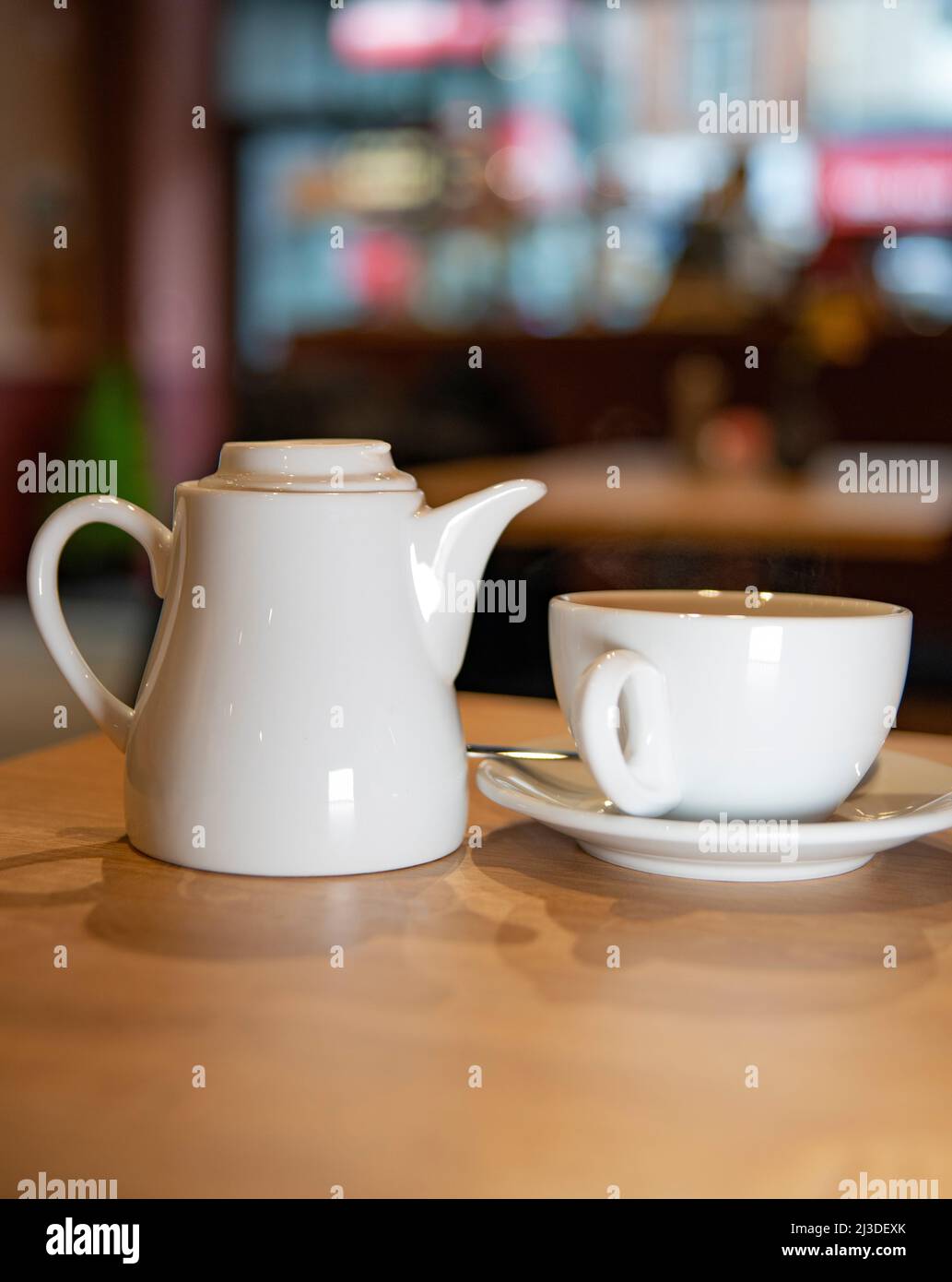 Weiße Teeschale und Teetasse in einer Untertasse Stockfoto