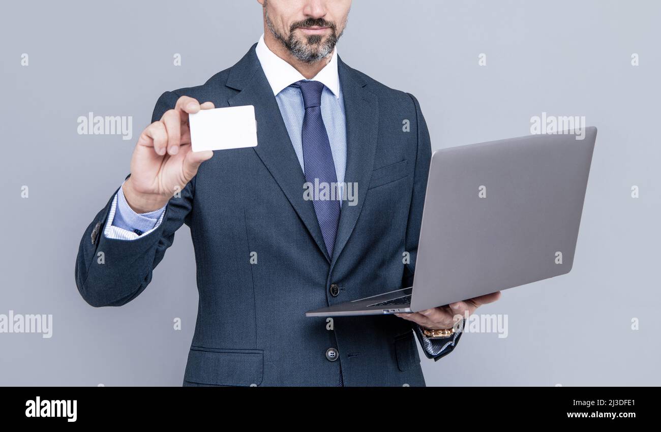 Mann beschnitten Ansicht in formellen Anzug halten Laptop und leere Karte für den Kopierraum, Cyber montag. Stockfoto