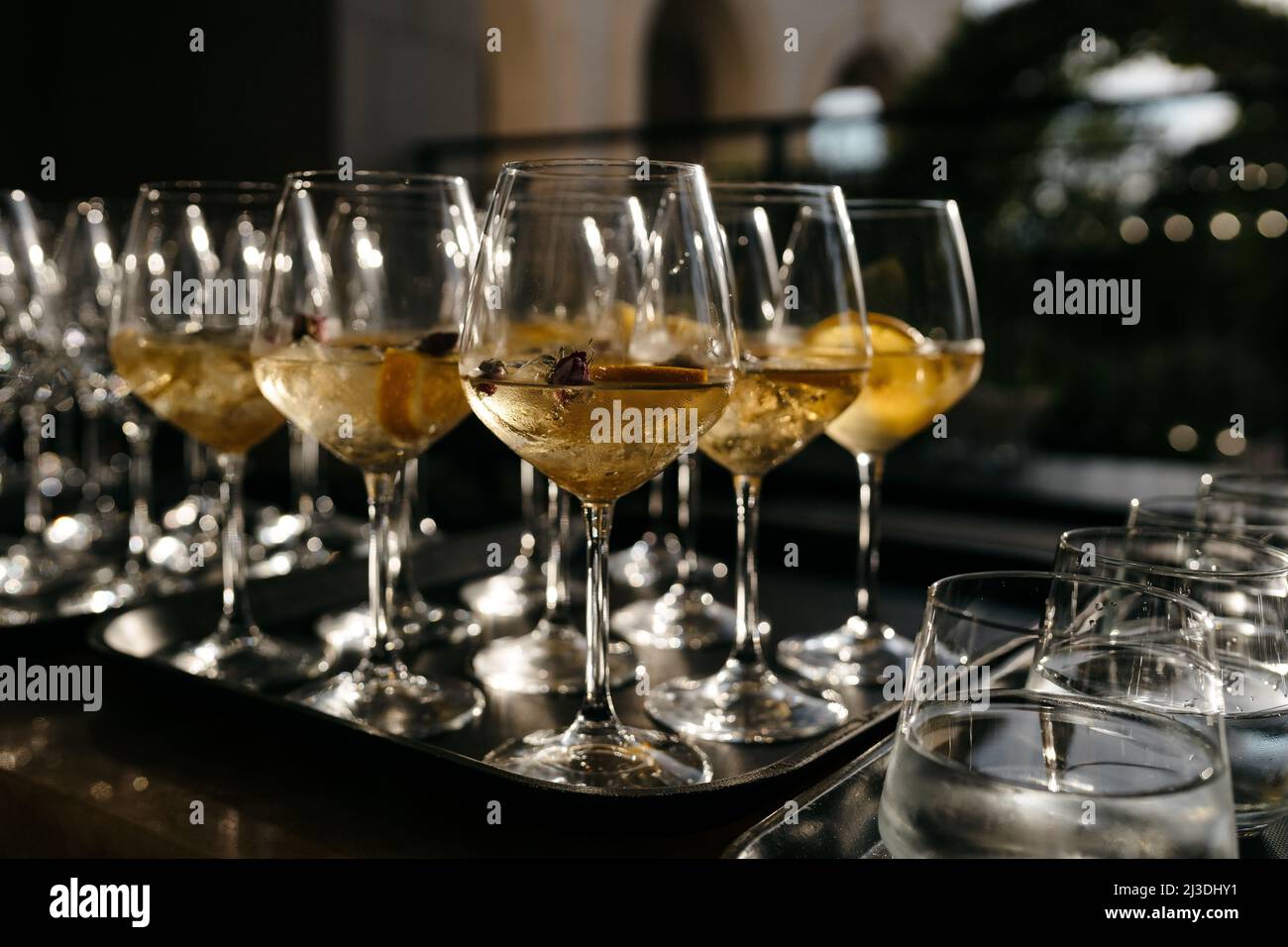 Gläser mit einem Getränk auf dunklem Hintergrund Stockfoto