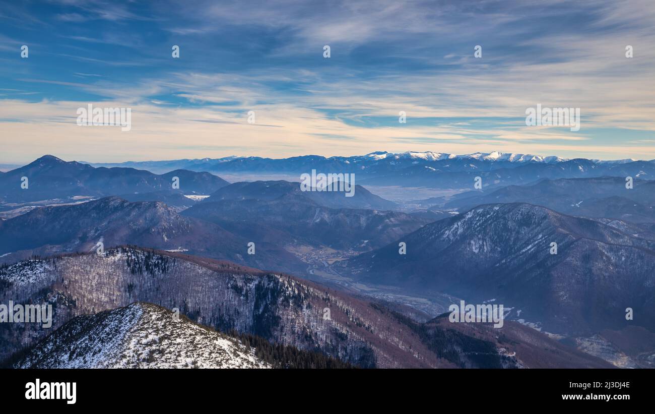 Blick auf die Winterlandschaft mit verschneiten Bergen des Nationalparks Westliche Tatra im Hintergrund, Slowakei, Europa. Stockfoto