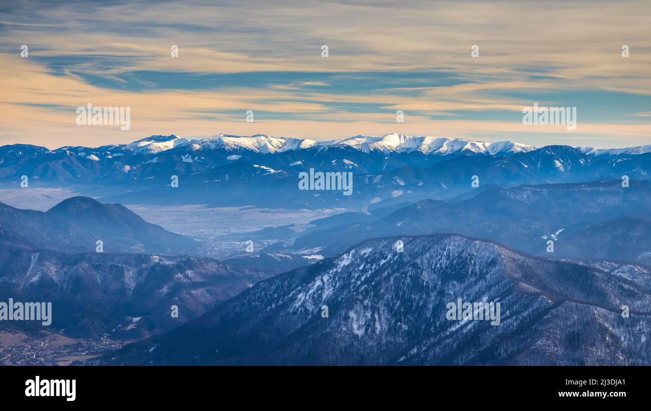 Blick auf die Winterlandschaft mit verschneiten Bergen des Nationalparks Westliche Tatra im Hintergrund, Slowakei, Europa. Stockfoto