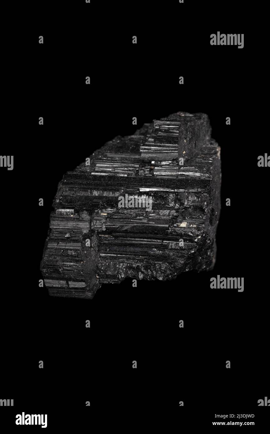 Schwarzes Turmalin Mineral, Edelstein auf schwarzem Hintergrund. Stockfoto
