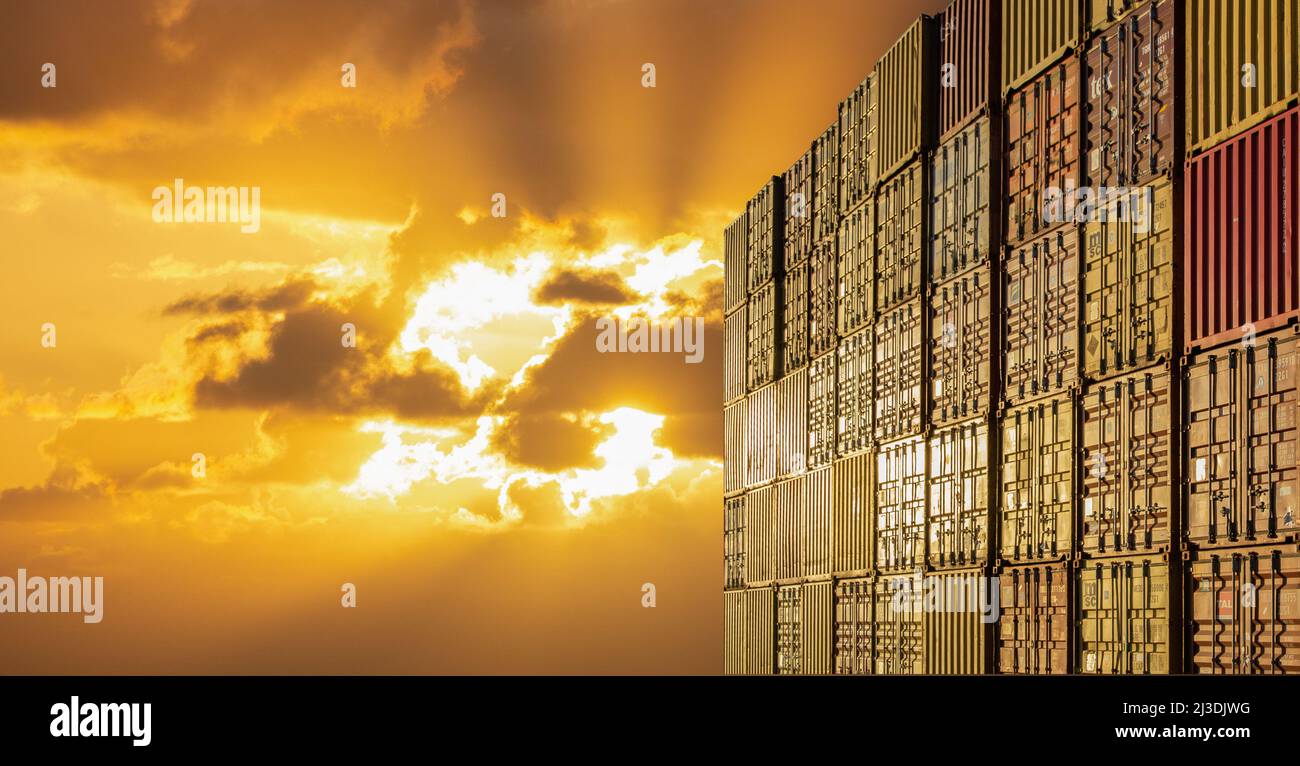 Versandcontainer bei Sonnenuntergang. Stockfoto